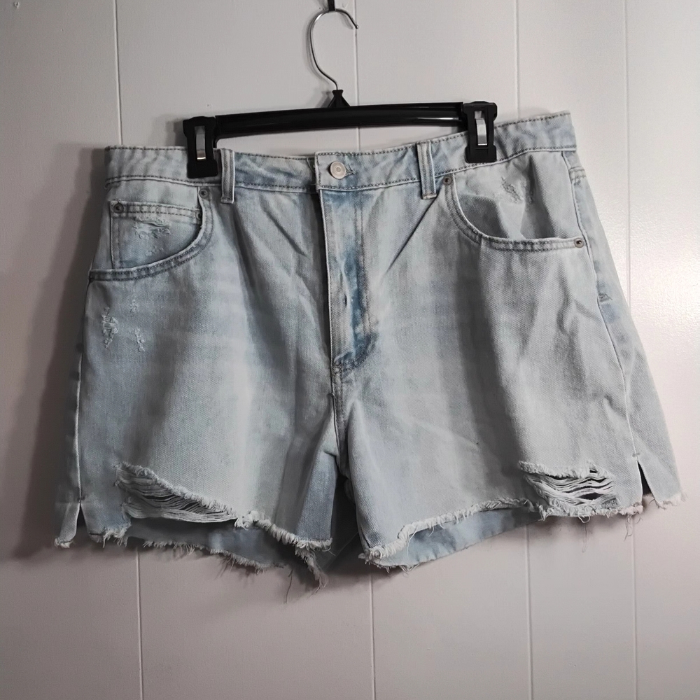 No Boundaries Light Wash Distressed Jean Shorts